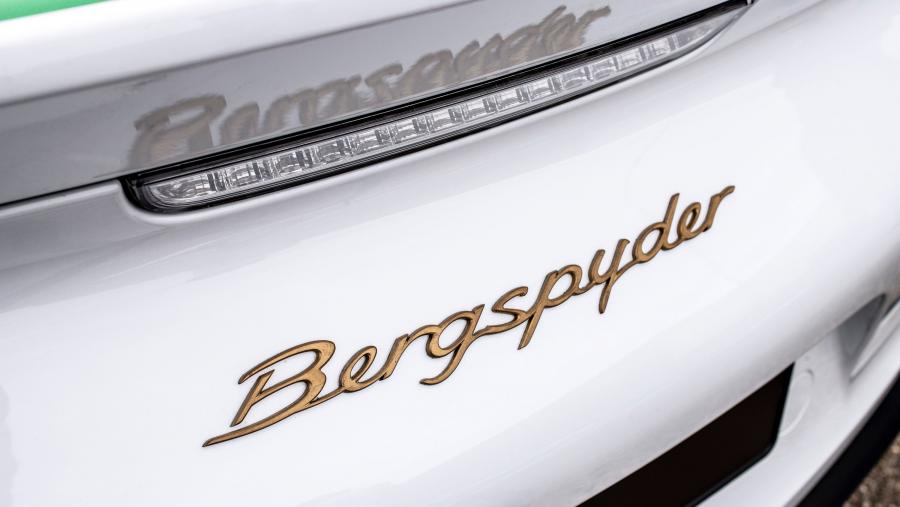 Логотип Porsche 981 Bergspyder 2015 года  (фото 3 из 22)